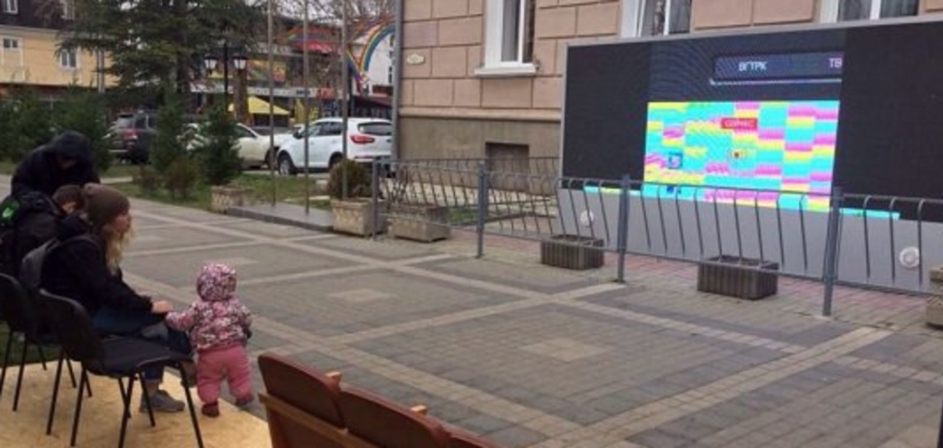 'Ватотерапія' в Криму: в мережі показали, як окупанти заманювали дивитися на Путіна