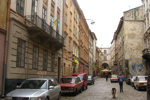 Відвезли до лікарні: шматок балкона покалічив дівчину у Львові