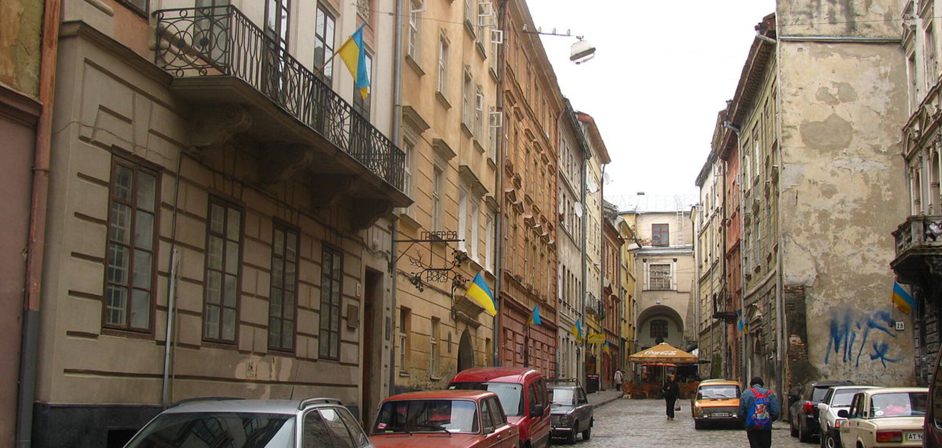 Отвезли в больницу: кусок балкона покалечил девушку во Львове