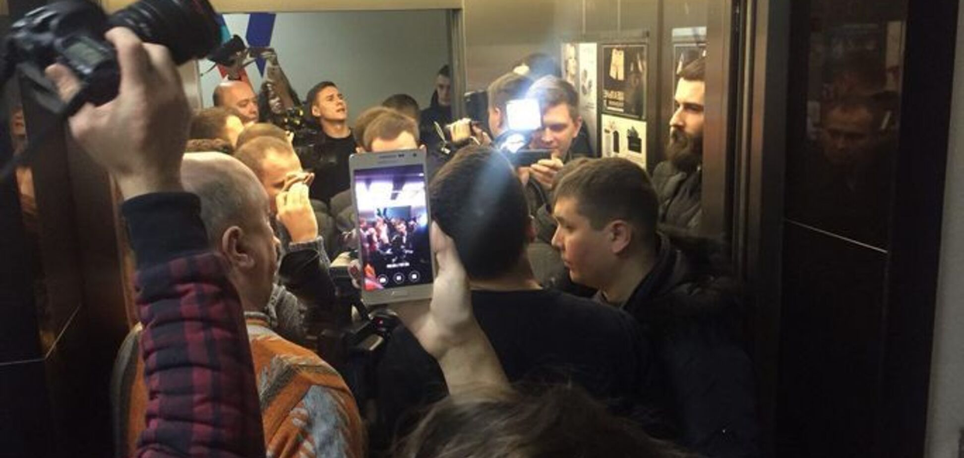 В редакцию 'Вестей' в Киеве снова нагрянули с проверкой: фото и видео 