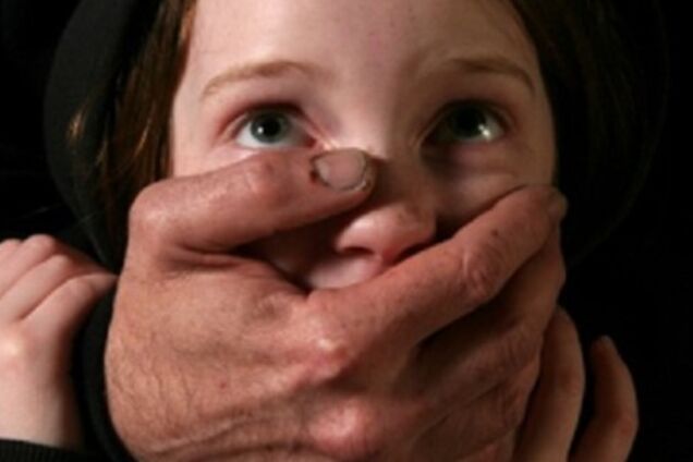 На глазах у братика: в Ривне педофил надругался над двумя девочками