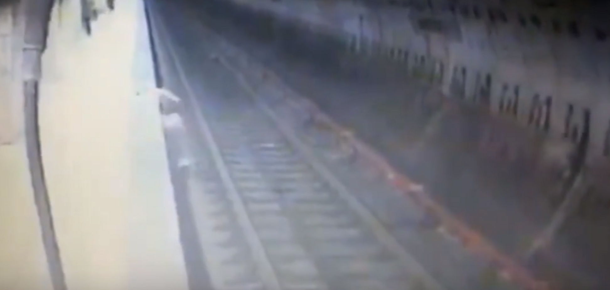 Беременную бросили прямо под поезд: камера сняла страшную смерть в метро