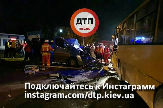В Киеве маршрутка попала в жуткое ДТП. Опубликованы фото и видео