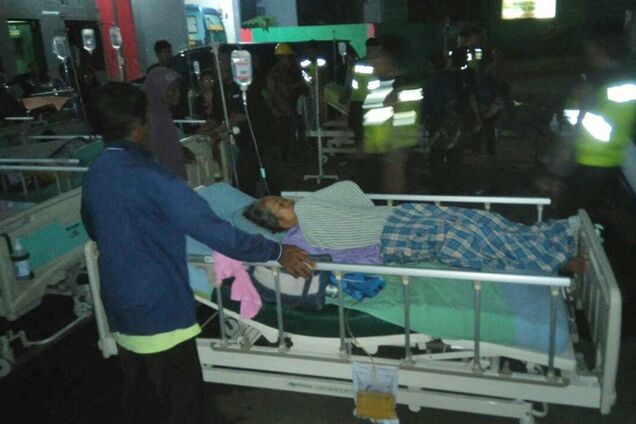 Разрушения и угроза цунами: Индонезию всколыхнуло смертельное землетрясение