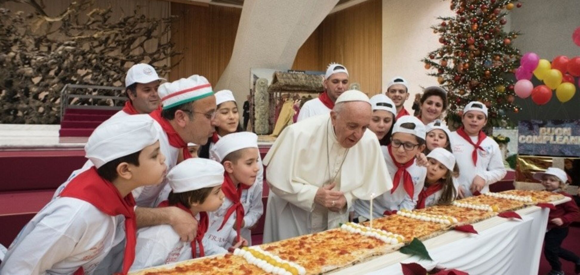 День рождения Папы Франциска: больные дети, торт и пицца