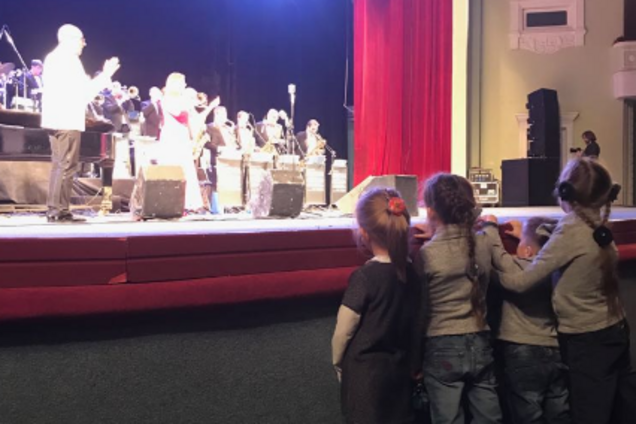 'Вот и дети': появились фото и видео концерта, который едва не сорвал Саакашвили