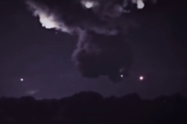 Заряджалися від хмари: в Австралії зняли на відео відразу кілька НЛО