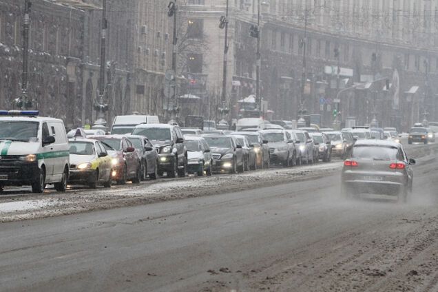 Сильный снегопад: в Киеве ограничили движение транспорта