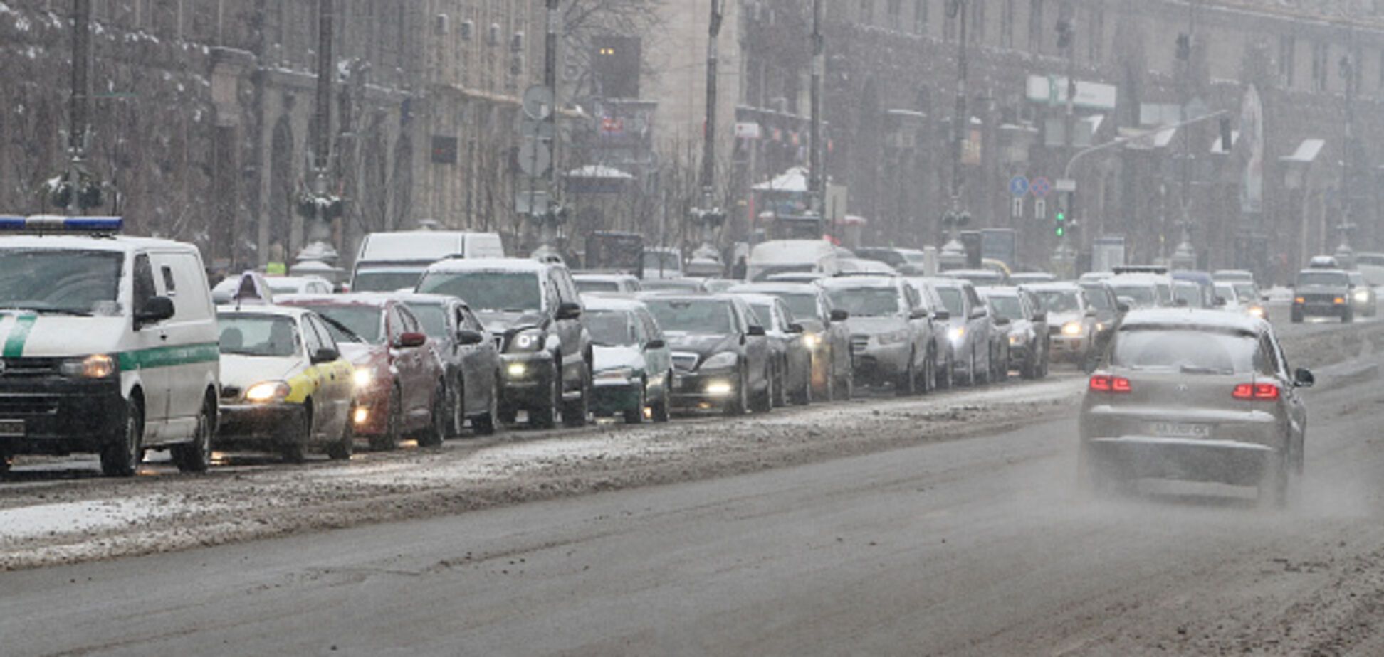 Сильний снігопад: у Києві обмежили рух транспорту