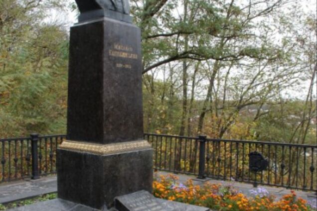 'Больно, обидно и горько!' В Чернигове надругались над могилой известного писателя