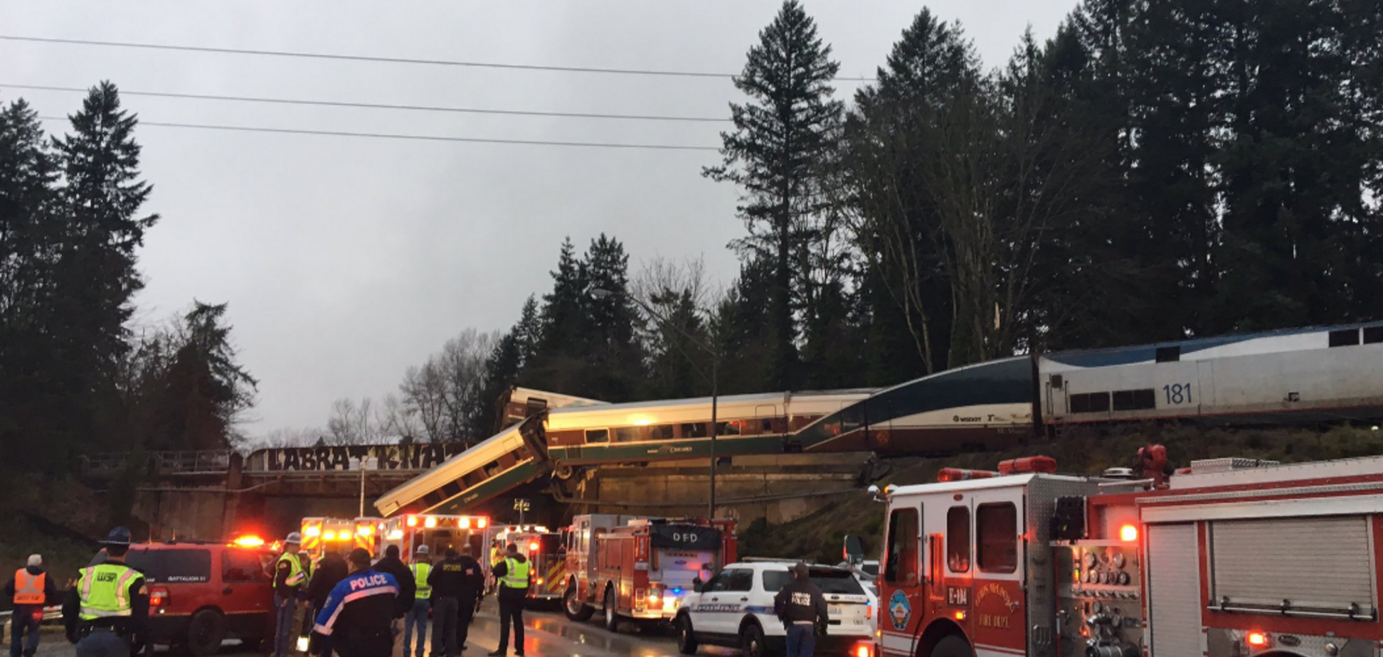 У США потяг з пасажирами впав з моста: з'явилися перші фото з місця катастрофи