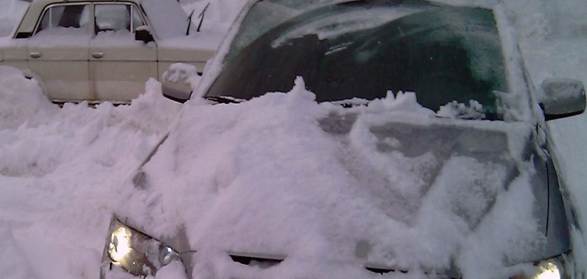 В Киеве чиновнику на авто поставили растяжку с гранатой: появилось фото