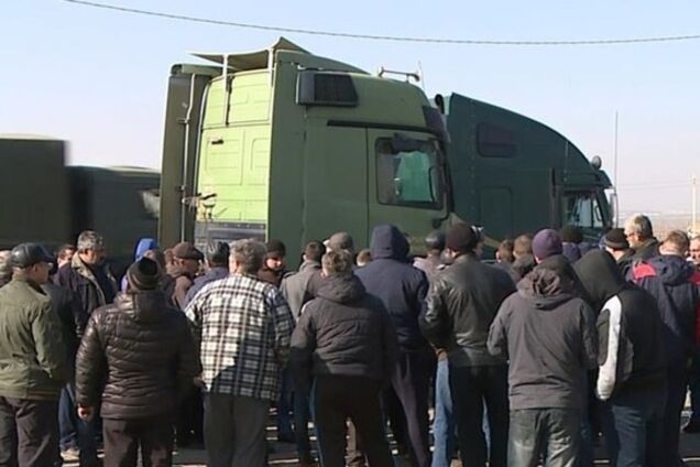 Влаштували самосуд: на Дніпропетровщині водії жорстоко покарали злодія. Відео