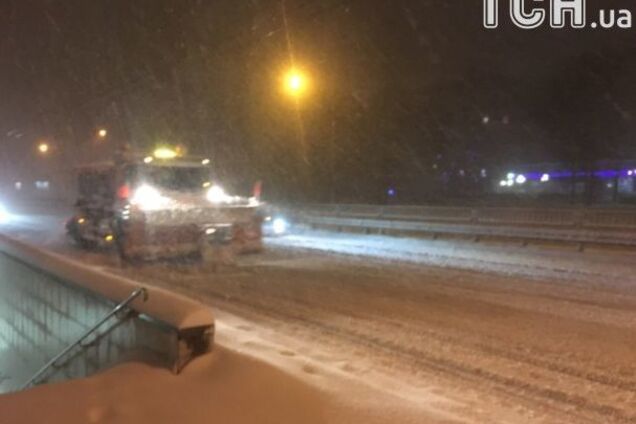 Киев засыпало снегом