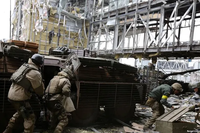 Кіборги під обстрілом забирають тіло танкіста (19 жовтня 2014 року)