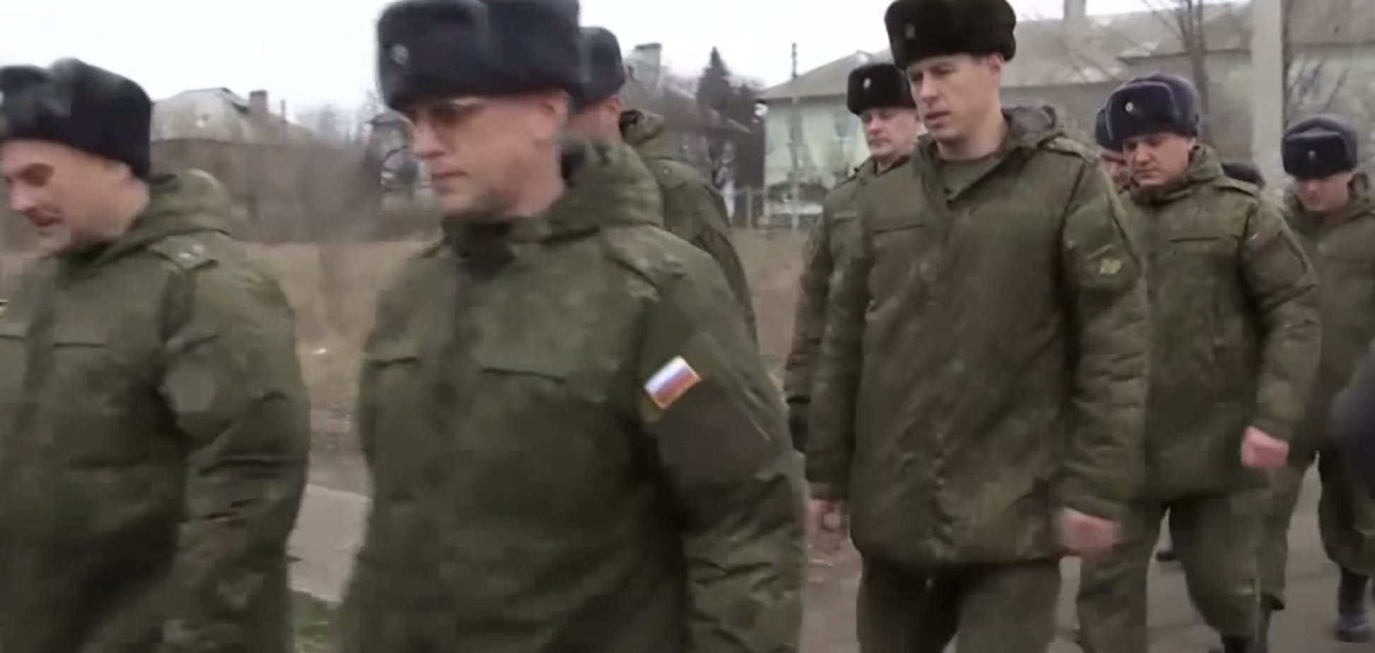 Никуда они не выезжают: в Украине рассказали об условиях офицеров РФ на Донбассе