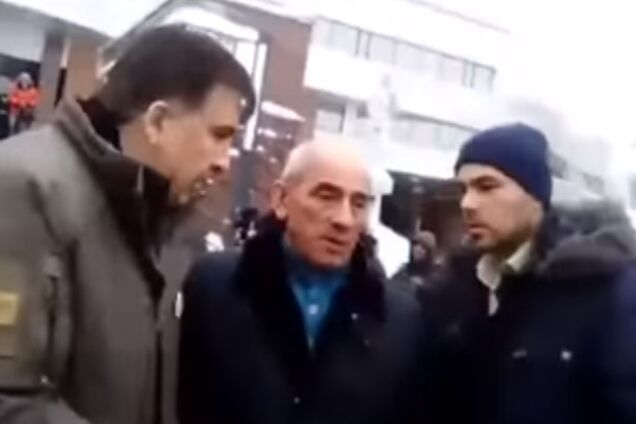 'Вас будут судить!' Саакашвили со скандалом не принял повестку СБУ