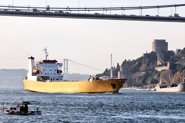 Российское судно с военной техникой