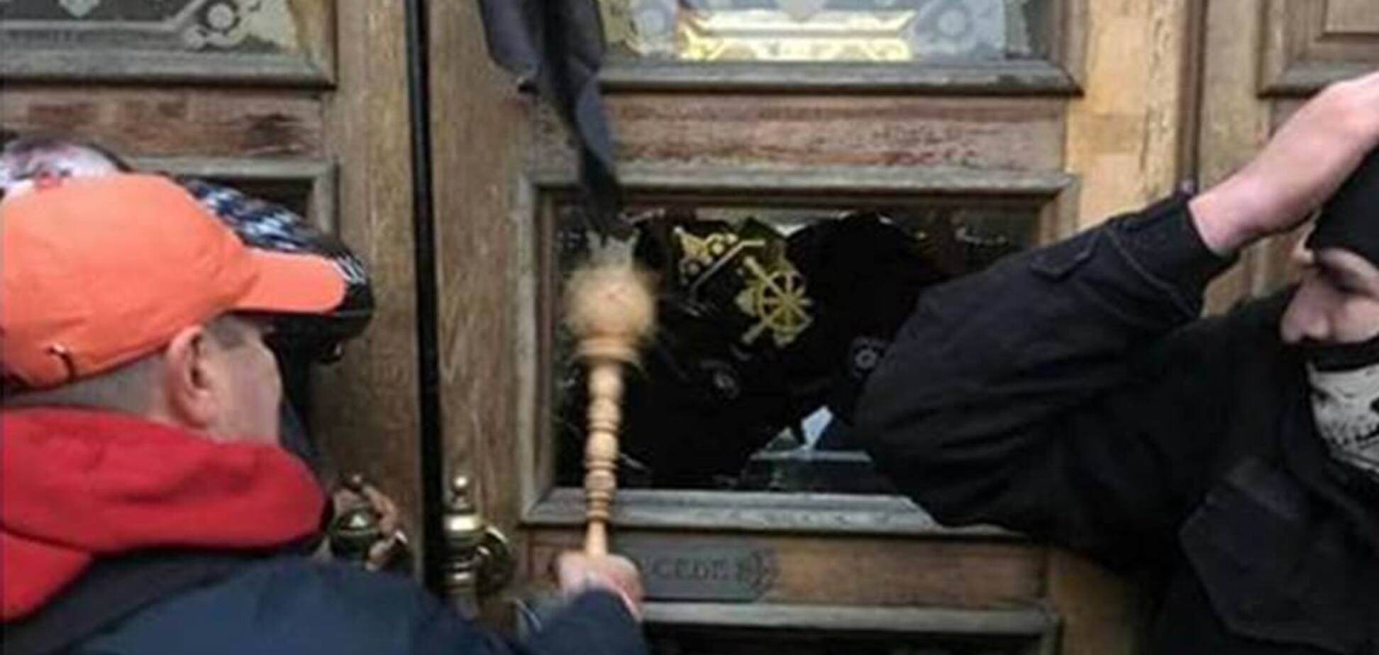 'Слуги не послухалися': прихильник Саакашвілі підірвав мережу 'відмазками' за штурм Жовтневого