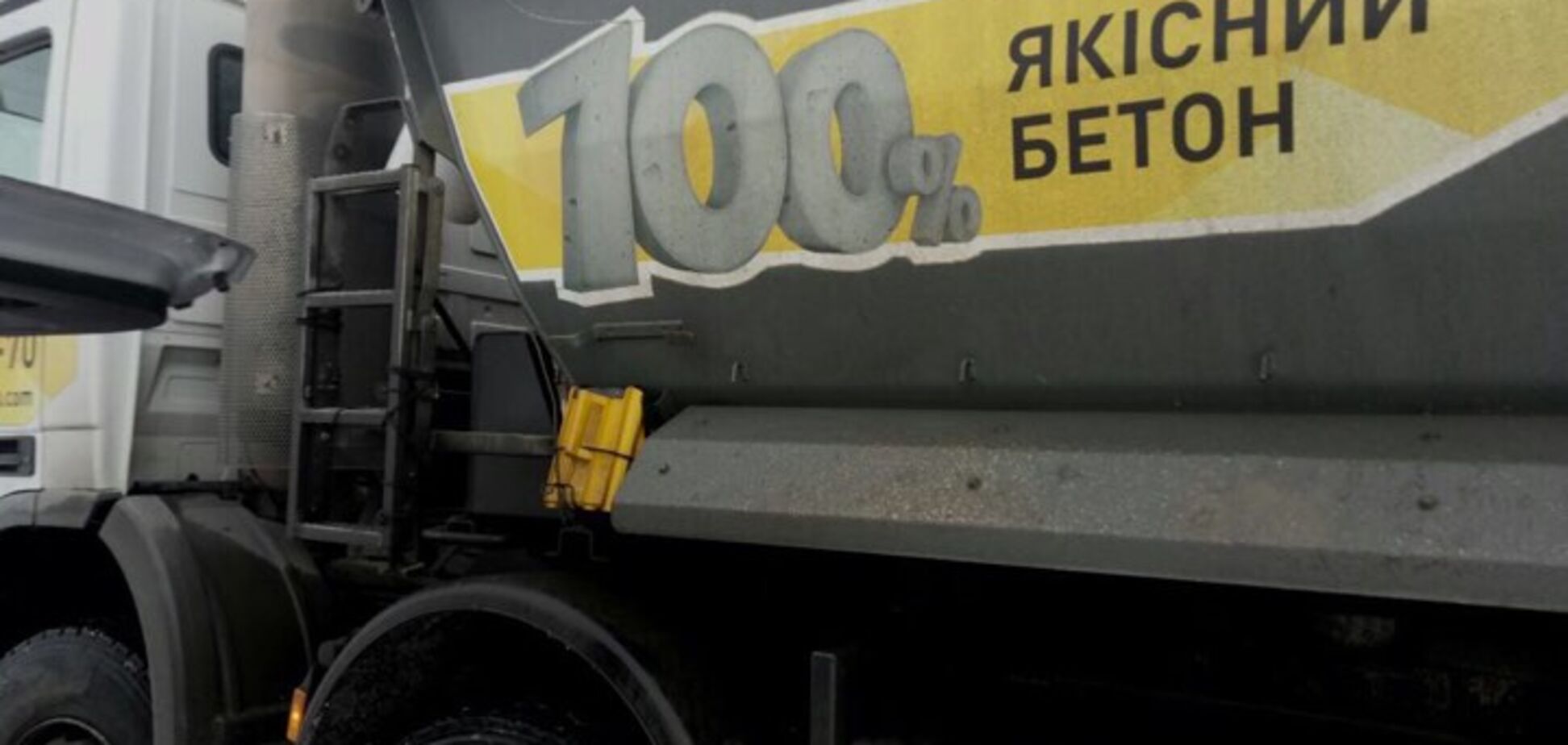Незаконний видобуток піску під Києвом: активісти спіймали на гарячому відому фірму