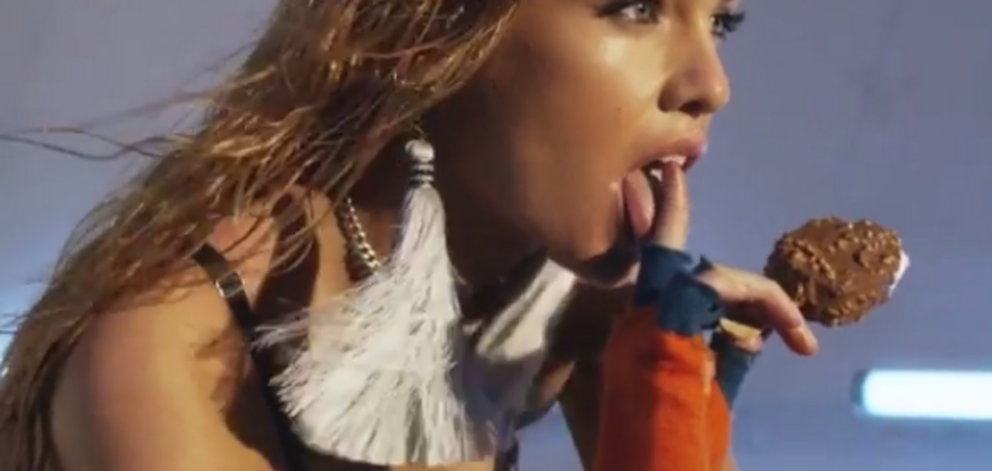 Девушка звезды 'Сумерок' снялась в соблазнительном образе: видеофакт