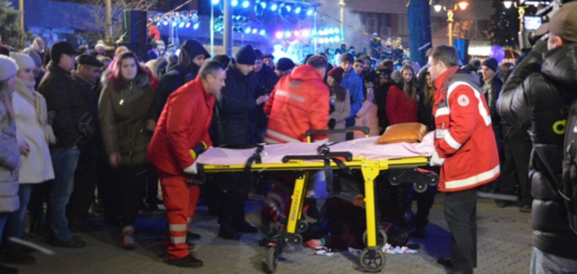 Кривавий феєрверк: на Прикарпатті дівчину поранило петардою на відкритті ялинки