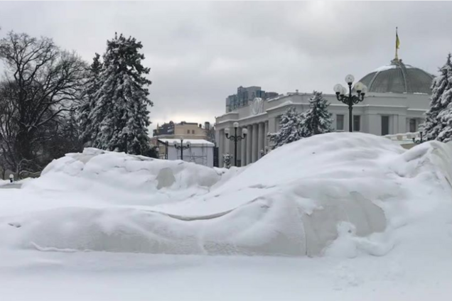 Осталась лишь пустая палатка: сторонники Саакашвили сбежали из-под Рады