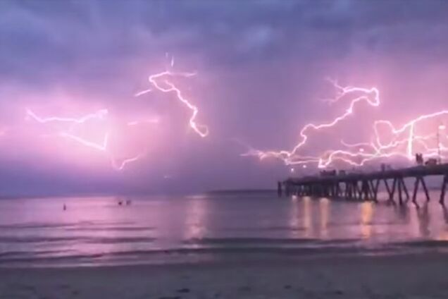 Молния-паук: в Австралии сняли невероятной красоты небесное явление