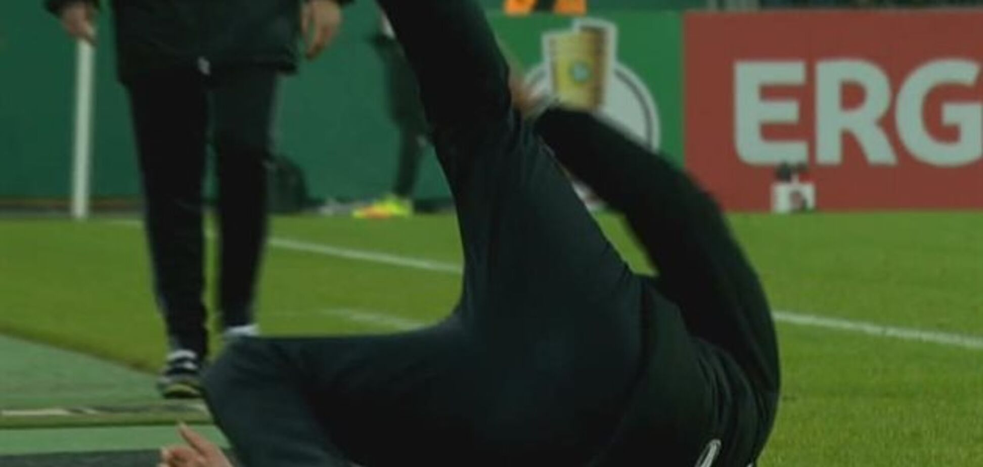 Симулянт года: немецкий тренер устроил позорную клоунаду во время матча Кубка Германии - видеофакт