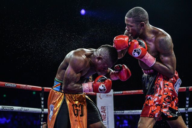 Непереможний чемпіон світу нокаутував тренера перед боєм з росіянином: з'явилося відео