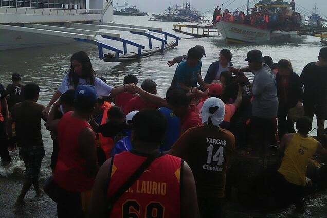 На Филиппинах перевернулся паром с 251 пассажиром на борту: есть жертвы