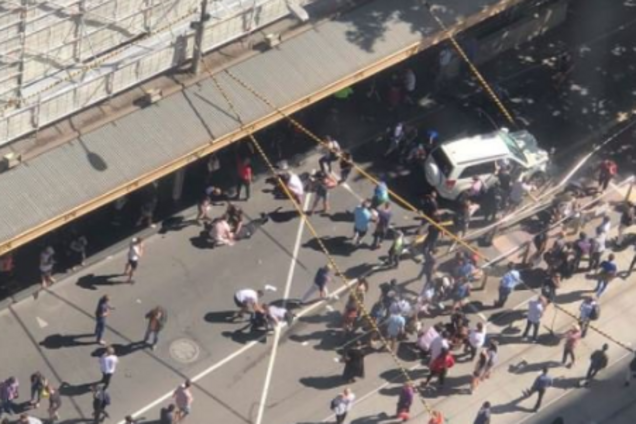 'Люди просто разлетались': в Мельбурне авто врезалось в толпу