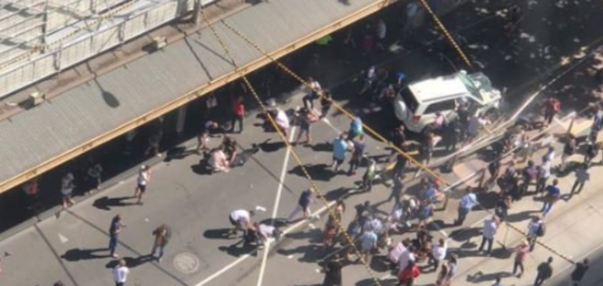 'Люди просто разлетались': в Мельбурне авто врезалось в толпу