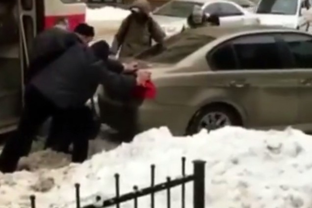 В Киеве разъяренные пассажиры смело проучили героя парковки: опубликовано видео