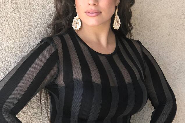 Оседлала верблюда: культовая модель plus-size блеснула формами в необычной фотосессии