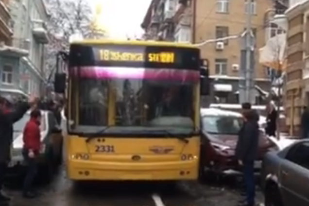 Устроили самосуд: в Киеве жестко наказали 'героиню' парковки