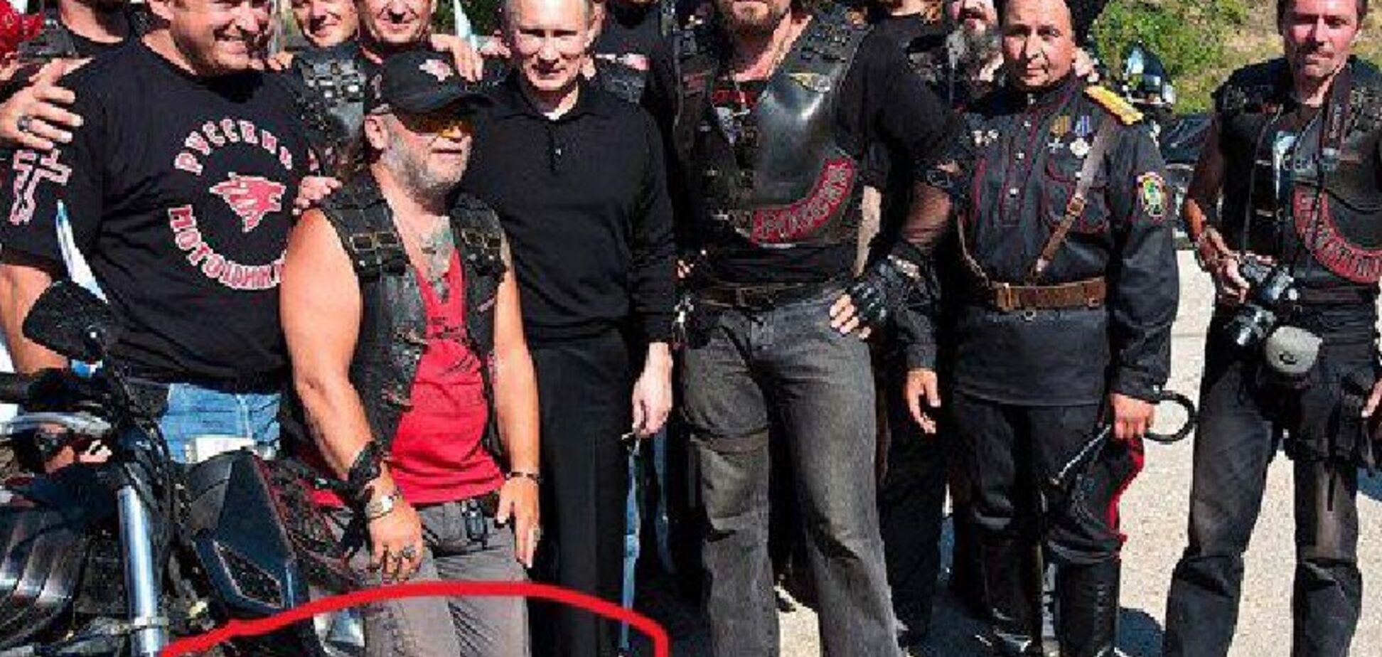 На полусогнутых: в сети нашли 'оригинал' нашумевшего фото с Путиным