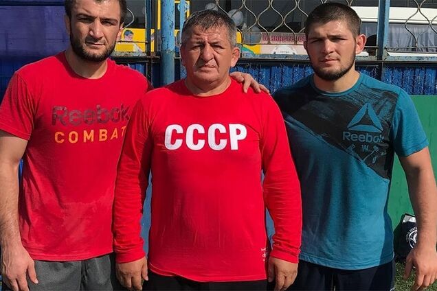 Тренера известного российского бойца наказали за флаг РФ во время поединка