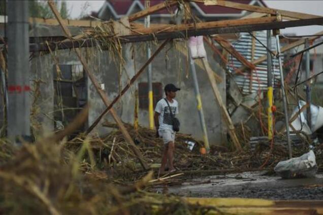 На Филиппины обрушился смертоносный шторм и пожар: сотни погибших