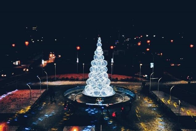 Как нарядили елки в городах Украины: удивительные фото