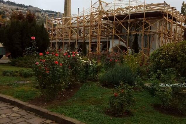 Оккупанты распилили легендарный дворец в Крыму: опубликовано видео