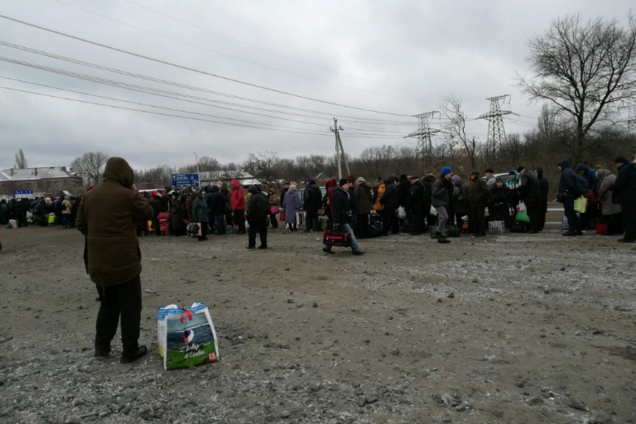 Мрачный Сочельник на КПВВ Донбасса вызвал яростный спор в сети