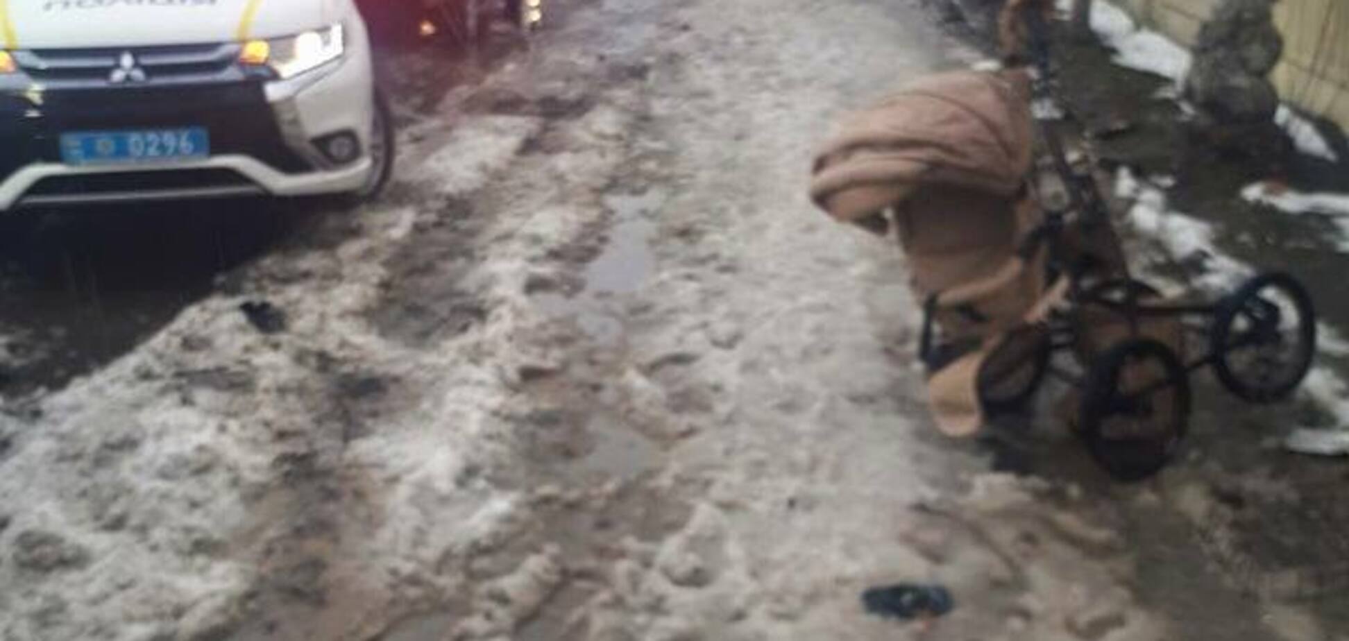 Чуть не линчевали: под Киевом наркоман сбил на тротуаре маму с младенцем и школьницу