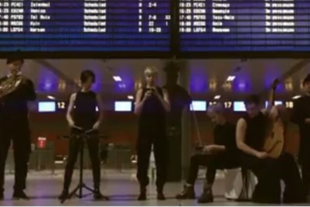 ONUKA поздравила с Рождеством и сыграла 'Щедрика' в аэропорту Львова