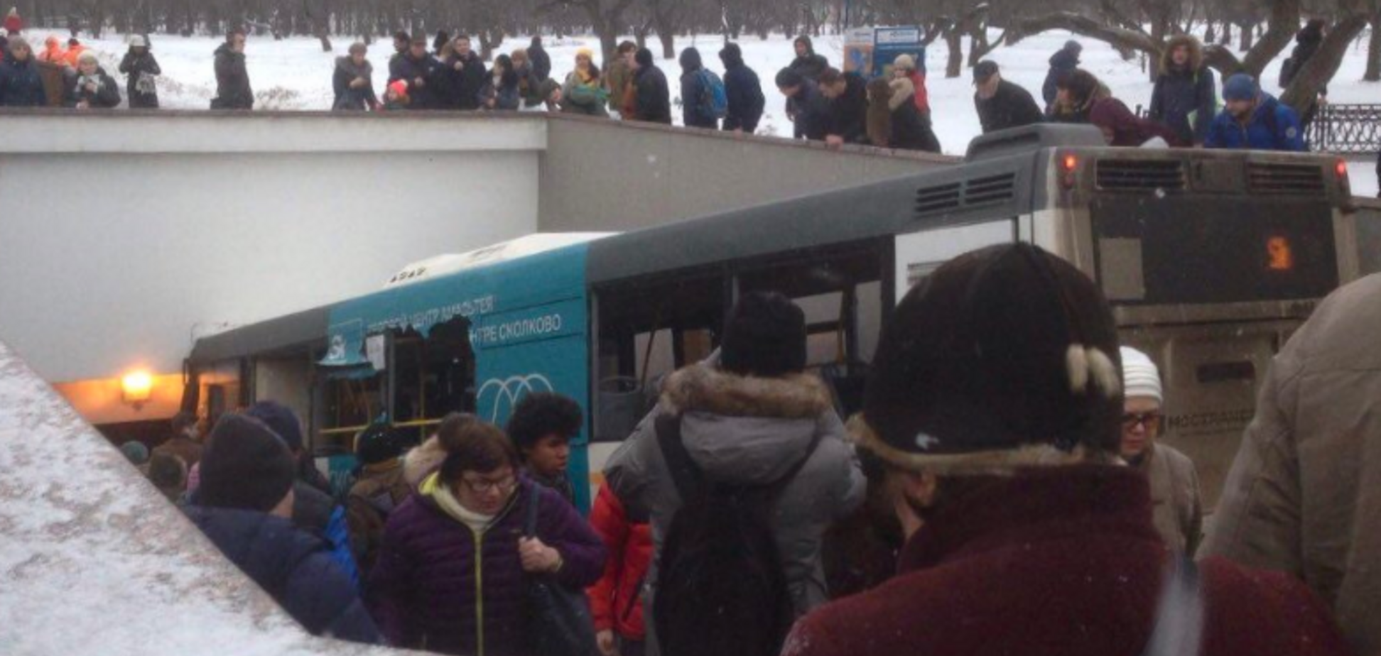 У Москві автобус влетів в підземний перехід