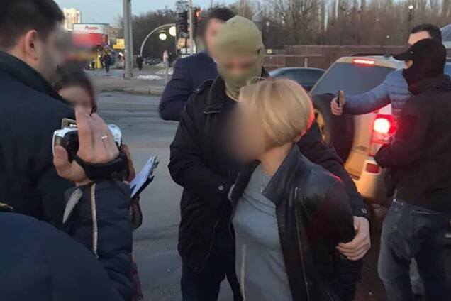 Авто и доллары: в Киевской области чиновница погорела на крупной взятке