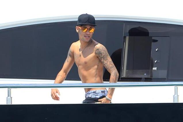 Самый дорогой футболист мира совершил свинский поступок во время отпуска: опубликовано видео