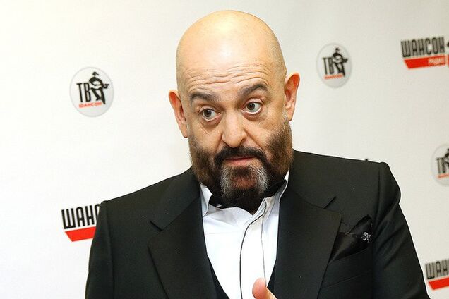 Ждал на ступеньках: в России обидели зачастившего в Крым шансонье