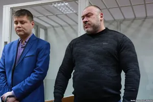 Юрий Крысин (справа) и его защитник