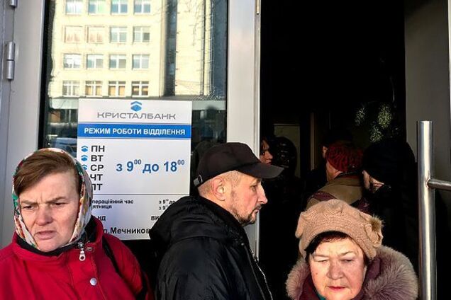 Суд арестовал счета 'Кристалбанка': вкладчики не могут снять деньги